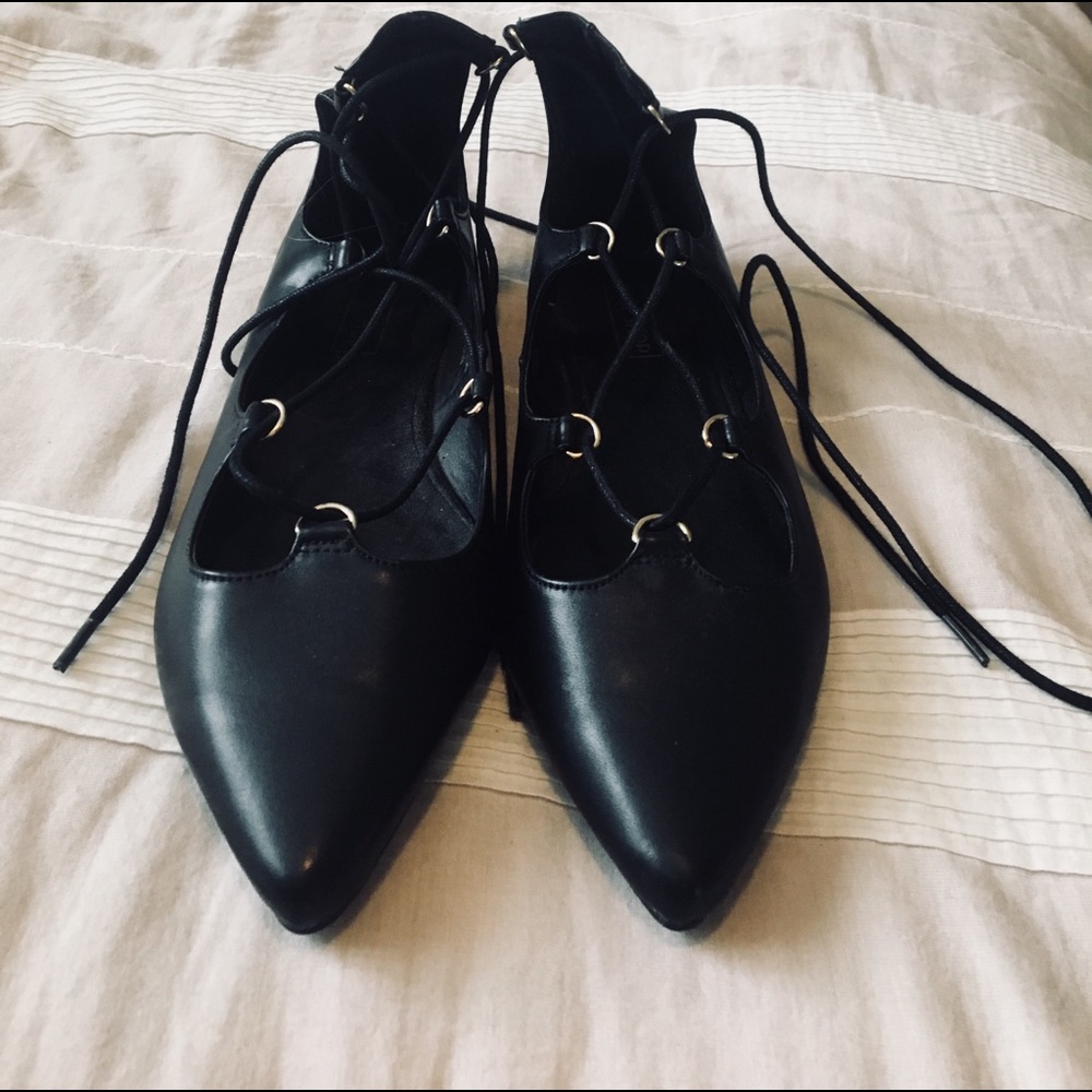 Pointed Toe laced up Flats